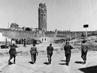 Comandaments de l'exèrcit franquista i alemany pujant a la Seu. Foto: Victor Horn (Fons Fundació Caixa de Tarragona)
