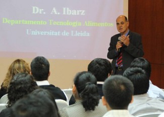 Albert Ibarz, de la Universitat de Lleida, honoris Causa per la Universitat de Trujillo, Perú