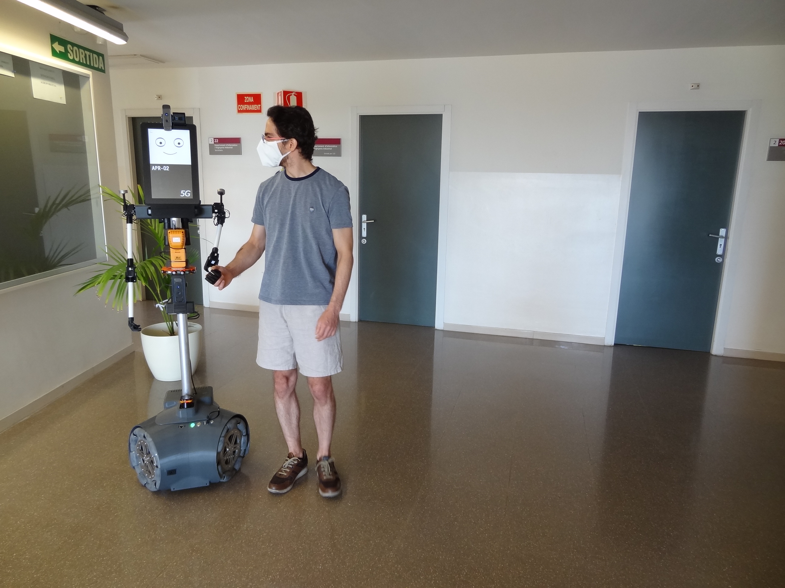 L'investigador Eduard Clotet, amb el robot / Foto: Laboratori de Robòtica UdL