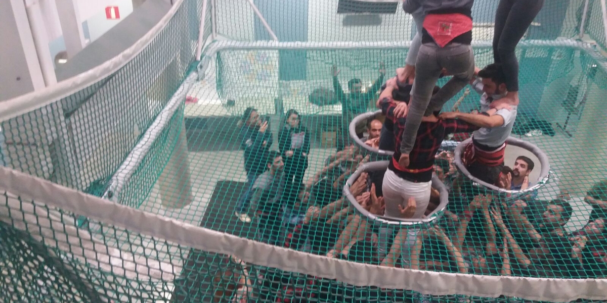 Acogida lingüística y cultural. Participación en un entrenamiento de los "castellers" de la UdL Los Marracos