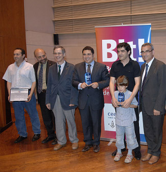 Els guanyadors de la Beca Bit 2009 amb el rector i el president de la Diputació