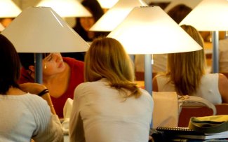 Estudiants a la biblioteca del Campus de Cappont