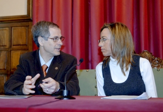 Joan Viñas i Carme Chacón a la signatura del conveni per a l'edificació d'habitages de lloguer protegit