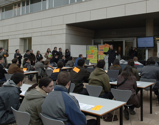 Els estudiant d'informàtica de la UdL reclamen el mateix tracte que les altres enginyeries realitzan una classe al carrer