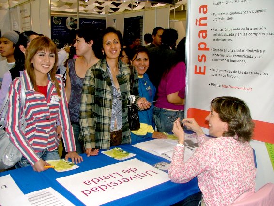 Estudiants mexicans visiten l'estand de La Universitat de Lleida a les fires d'europostgraus 2008 de Mèxic