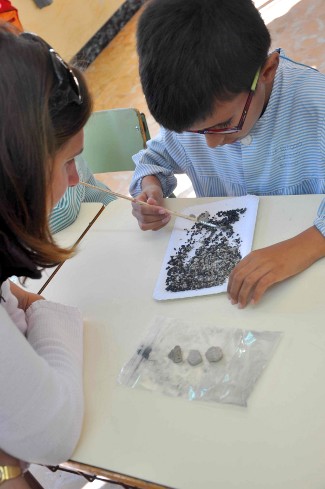 Nens triant llavors de cereals íbers. Universitat de Lleida UdL