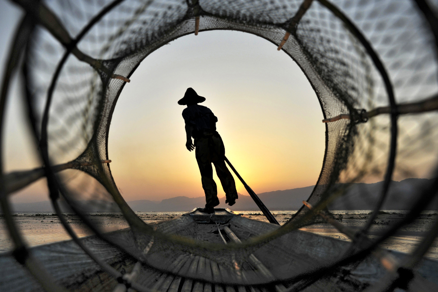 PESCADOR-CON-RED-DE-TUBO