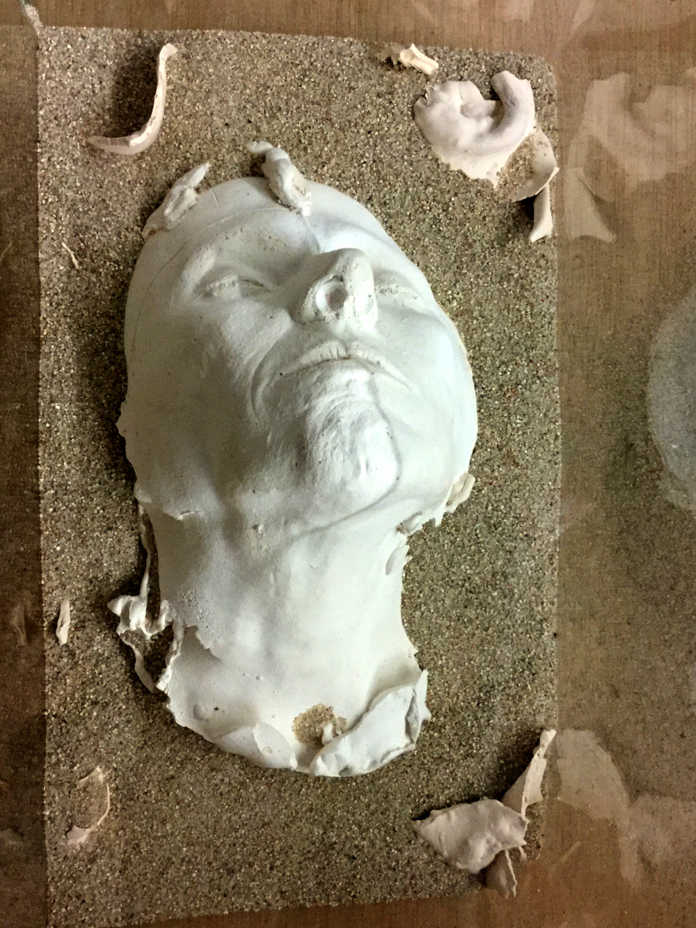 Exposició El silenci de la identitat. Una lectura artística de L’Enfant de sable de Tahar Ben Jelloun, realitzada per alumnat de Batxillerat artístic i Batxibac del Col·legi Episcopal expo episco