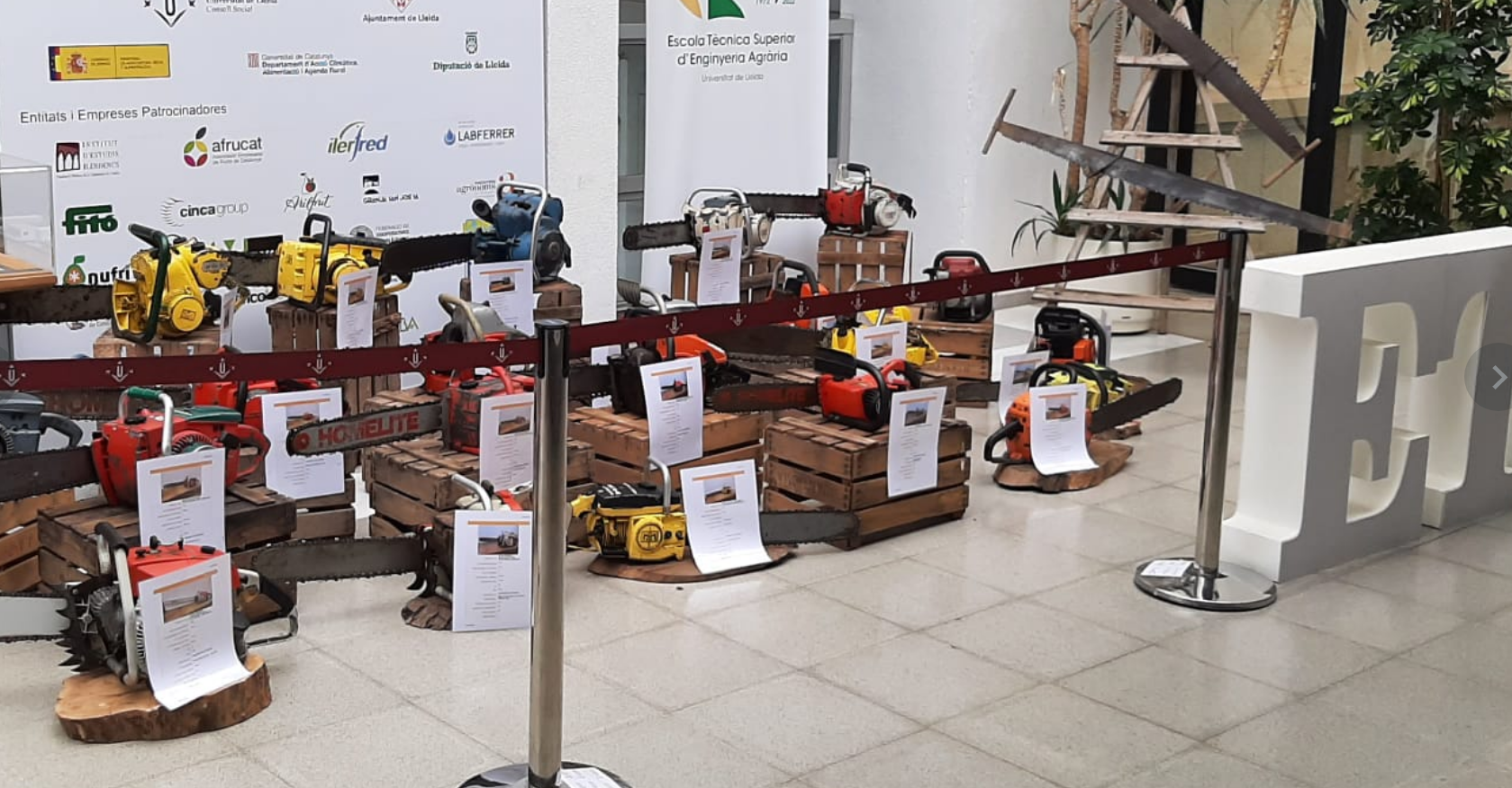 L'evolució de les motoserres, en una exposició a l'ETSEAFIV L'evolució de les motoserres, en una exposició a l'ETSEAFIV