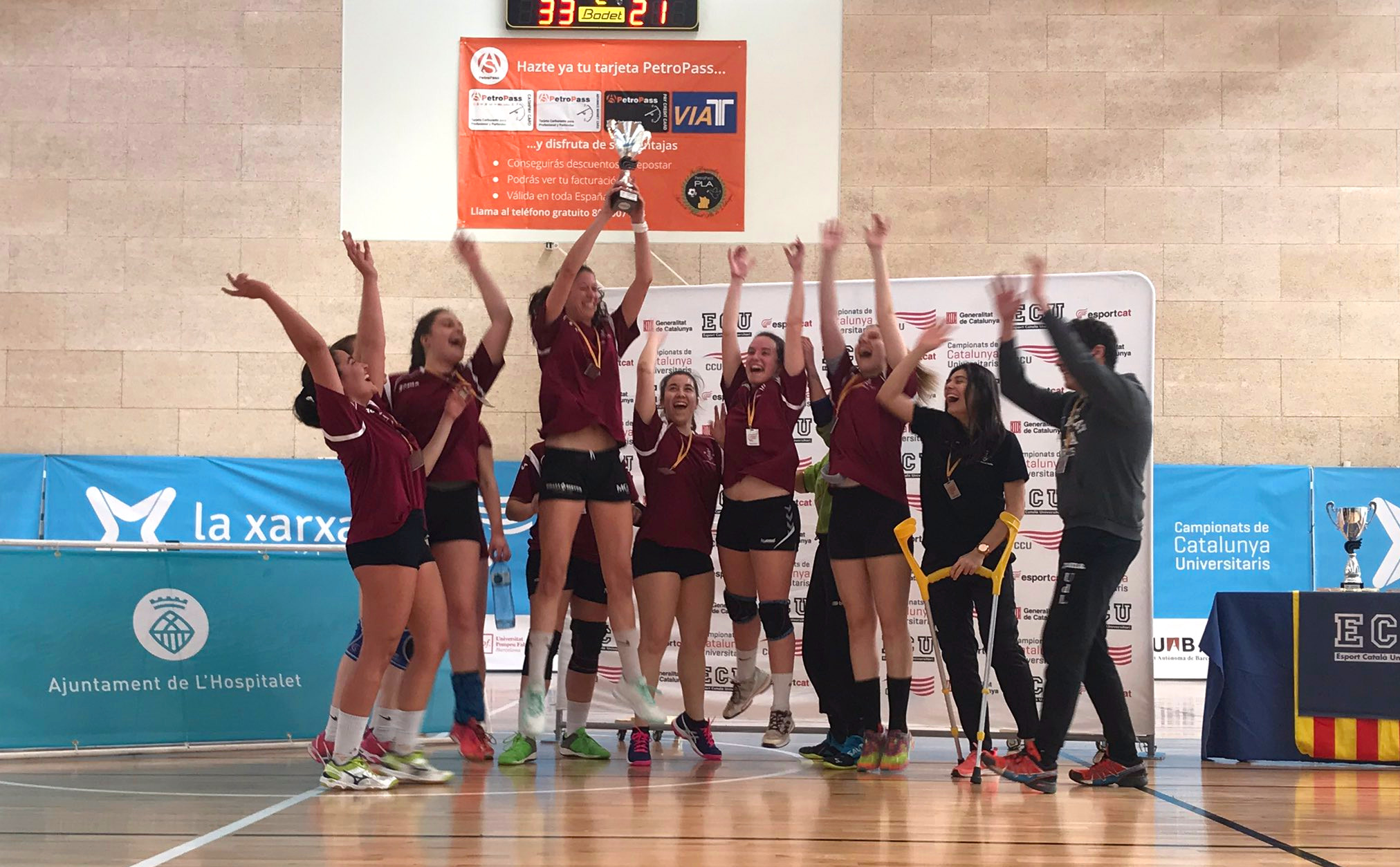 L'equip femení d'handbol, celebrant el subcampionat / Foto: Exports en Xarxa