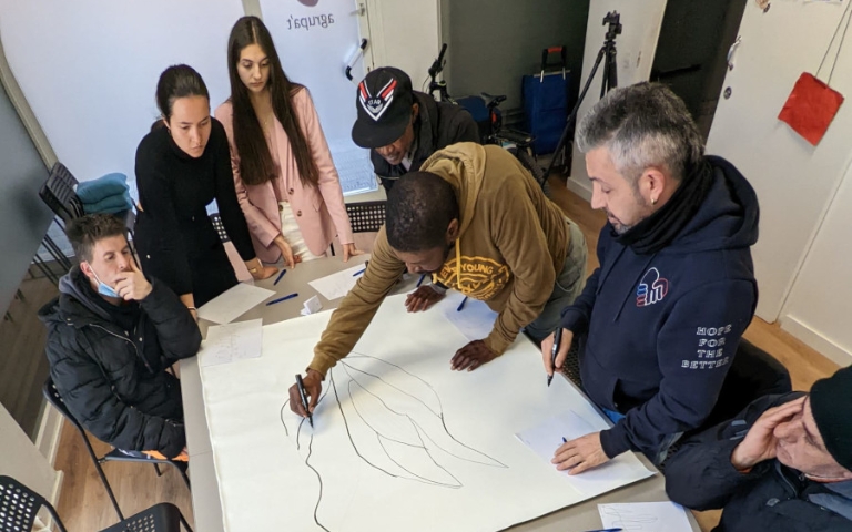 Mural cooperatiu guiat pels artistes Llukuter i Foxy per celebrar el Dia de la Felicitat