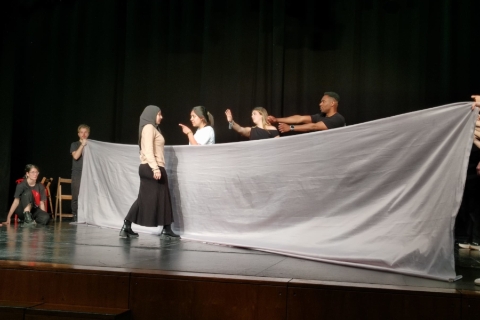 Assaig de l'obra al Teatre de l'Escorxador. FOTO: Sanae Ouazarf