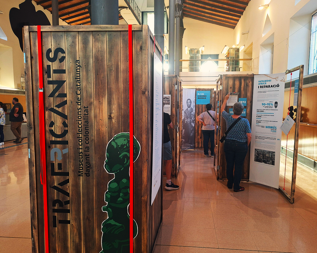 Exposició itinerant "A qui pertant la història. Lluites per la descolonització dels museus". © Trafricants